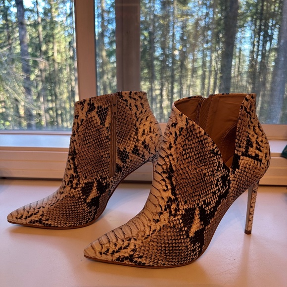 Steve Madden snake skin ankle booties! Perfect for any season 💃 - Picture 5 of 8